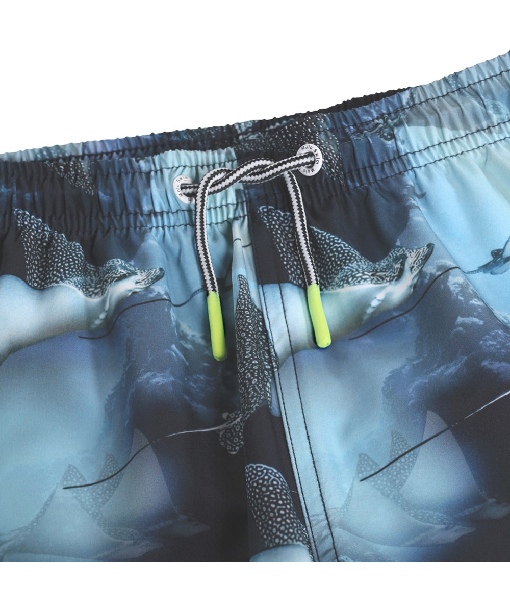 Niko - Into The Blue - Sporty, blå badeshorts med underhavsprint til aktive børn i genanvendt polyester med UV-beskyttelse 50+.