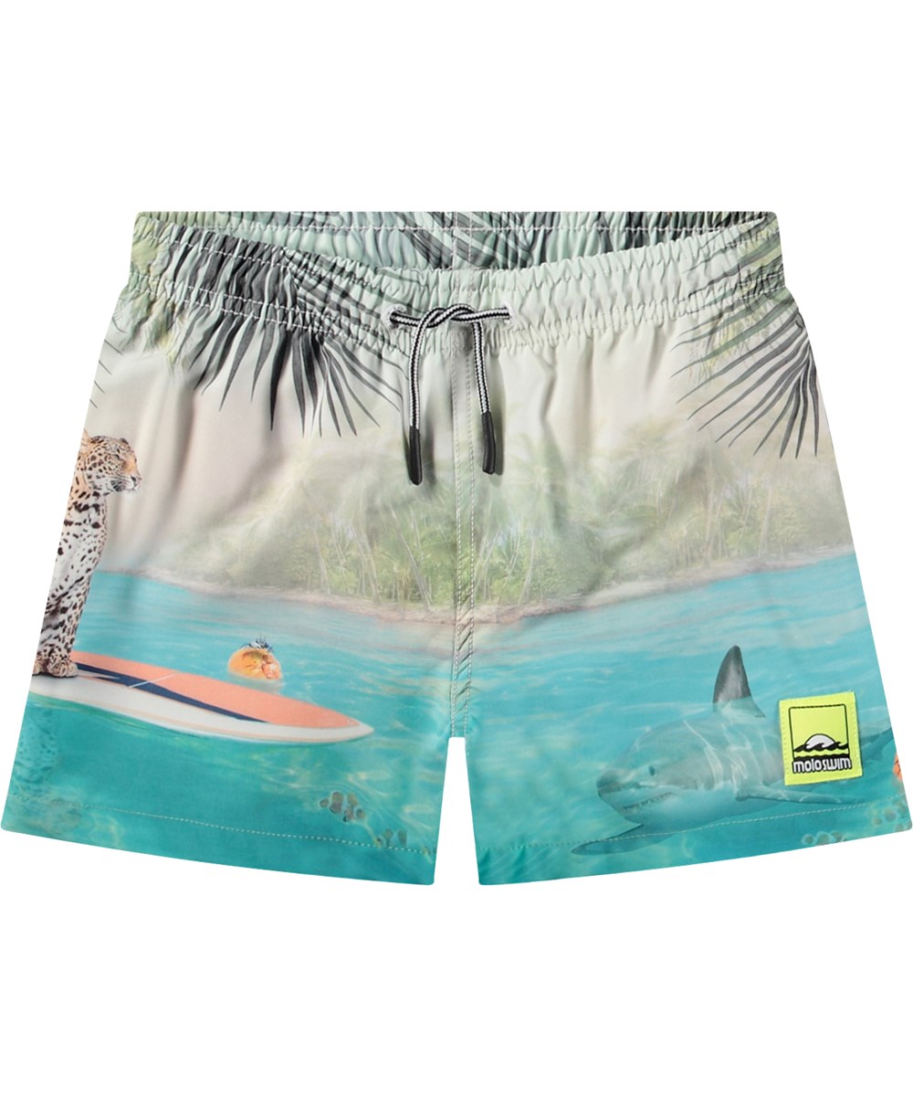 Niko - Leo On Surf - Lyse sporty badeshorts til aktive børn i genanvendt polyester med UV-beskyttelse 50+.