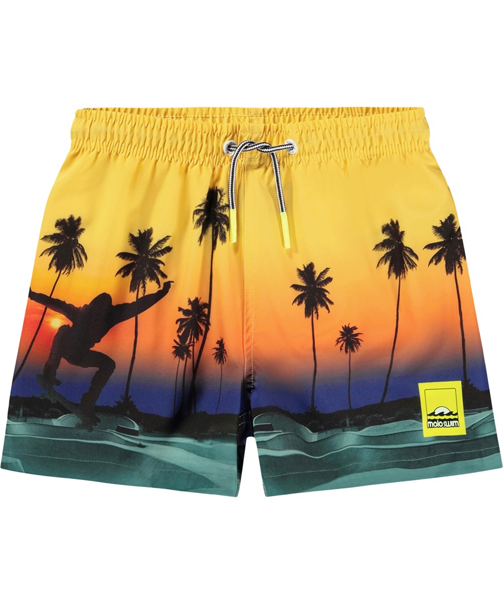 Niko - Sunset Skate - Gule, sporty badeshorts med skateprint til aktive børn i genanvendt polyester med UV-beskyttelse 50+.