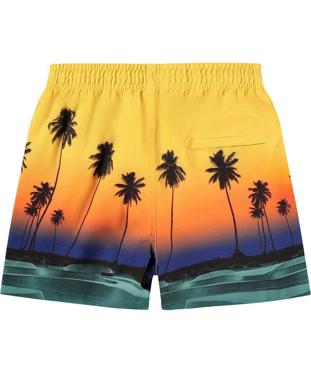 Niko - Sunset Skate - Gule, sporty badeshorts med skateprint til aktive børn i genanvendt polyester med UV-beskyttelse 50+.