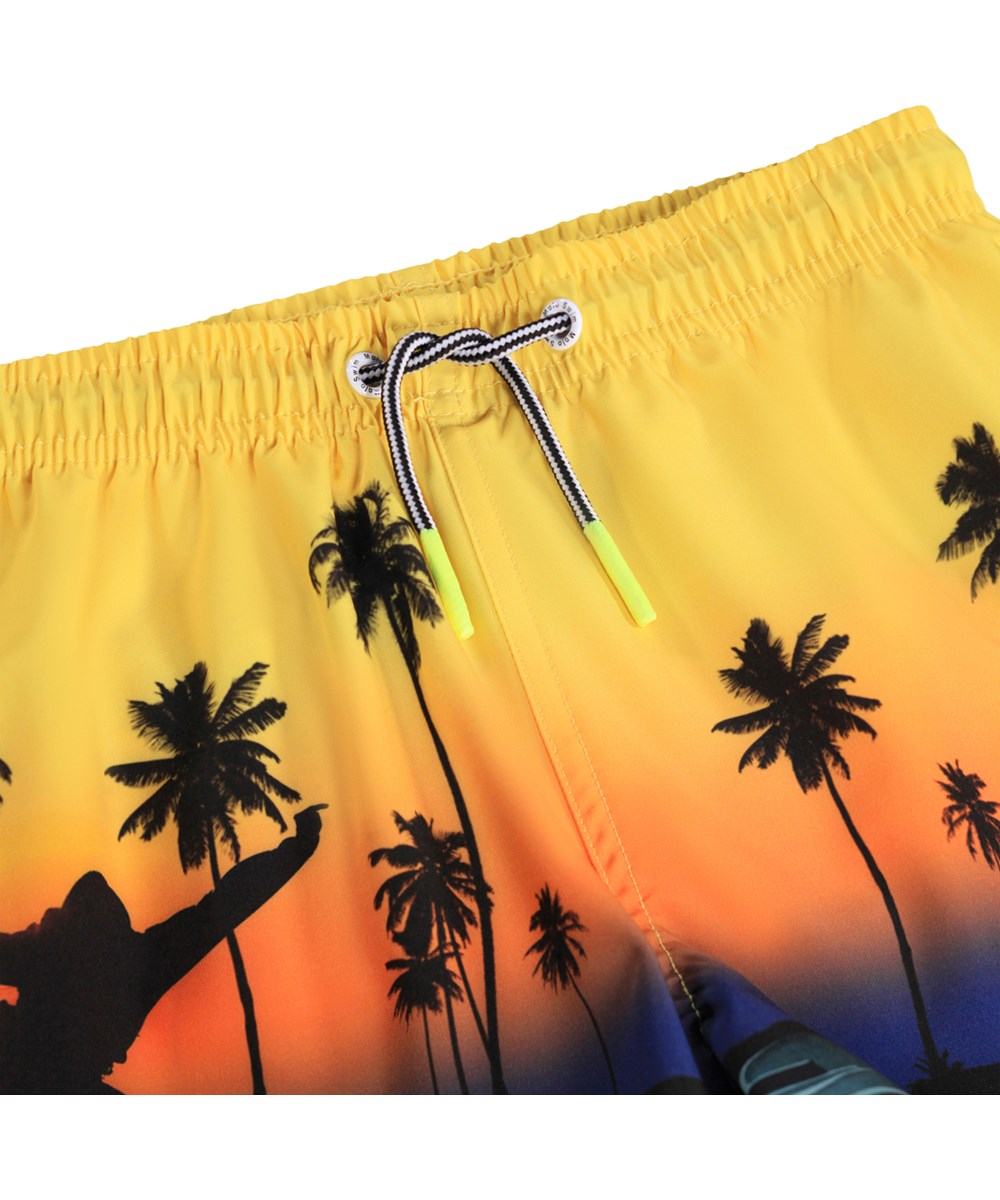 Niko - Sunset Skate - Gule, sporty badeshorts med skateprint til aktive børn i genanvendt polyester med UV-beskyttelse 50+.
