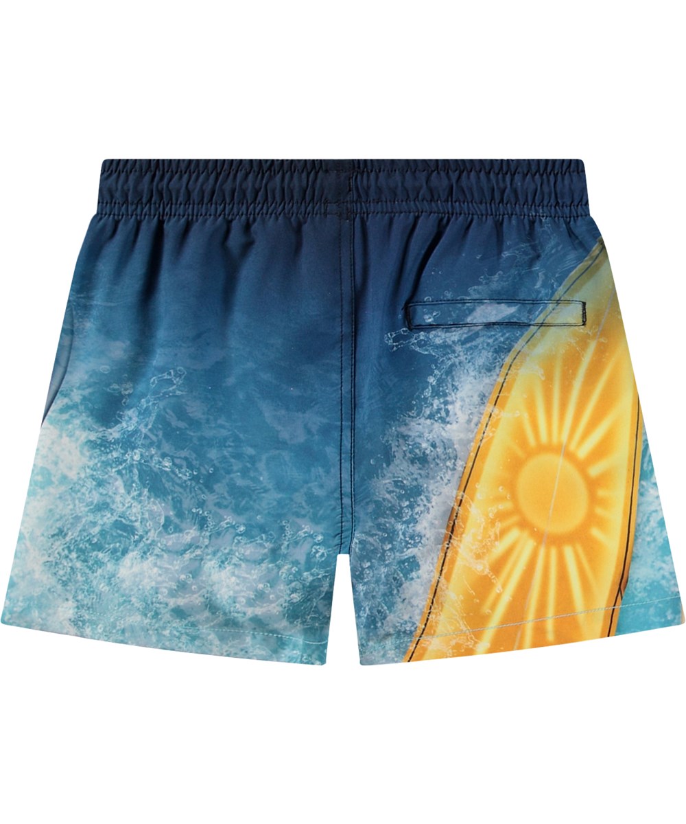 Niko - Surf Art Blue Chill - Blå sporty badeshorts til aktive børn i genanvendt polyester med UV-beskyttelse 50+.
