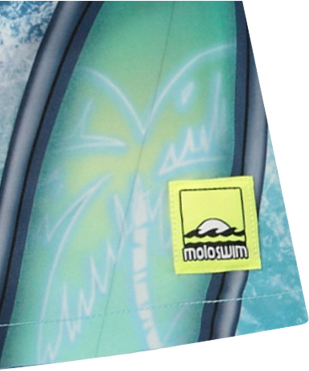 Niko - Surf Art Blue Chill - Blå sporty badeshorts til aktive børn i genanvendt polyester med UV-beskyttelse 50+.