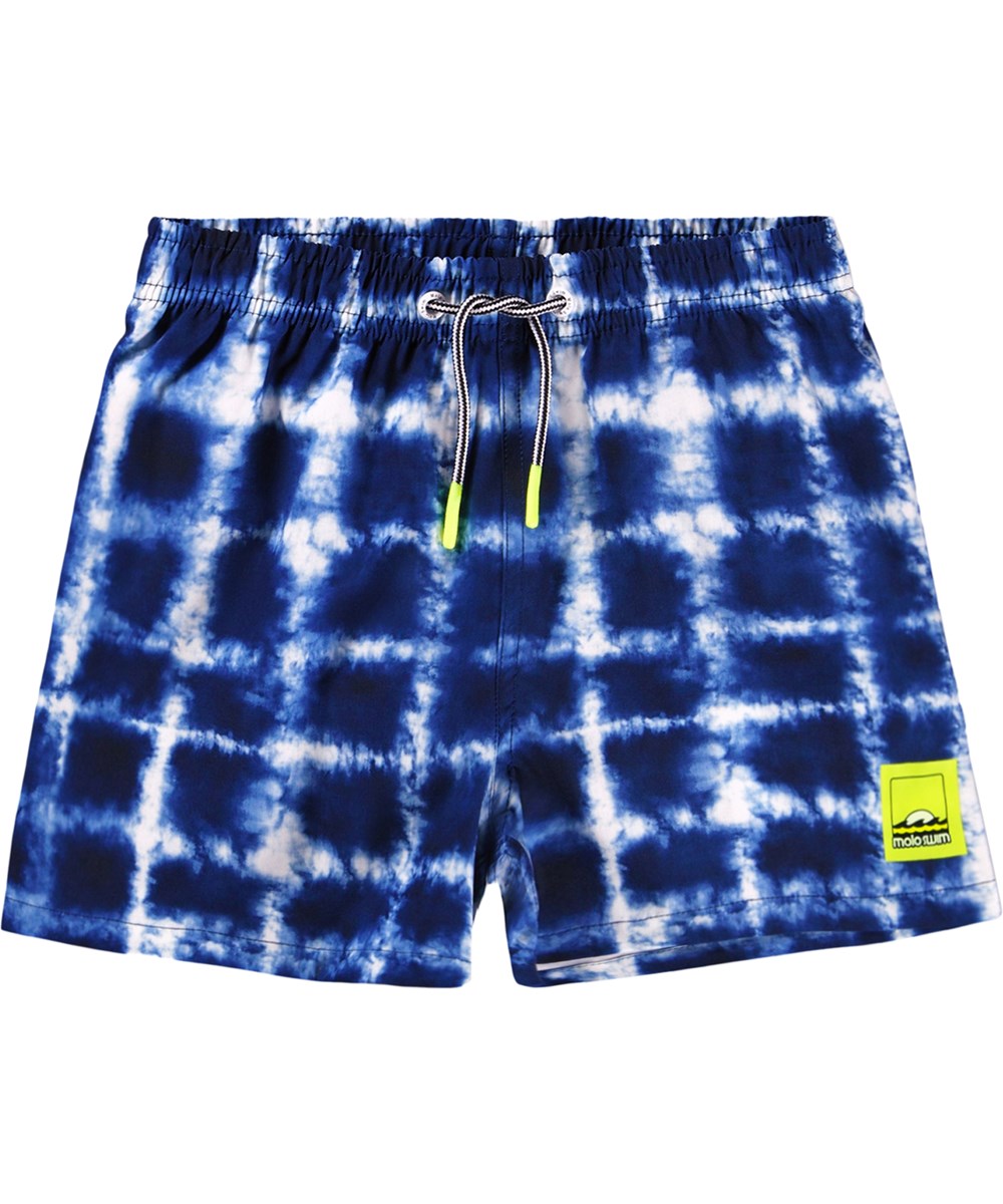 Niko - Tie Dye Check - Sporty, blå badeshorts med tie-dye til aktive børn i genanvendt polyester med UV-beskyttelse 50+.