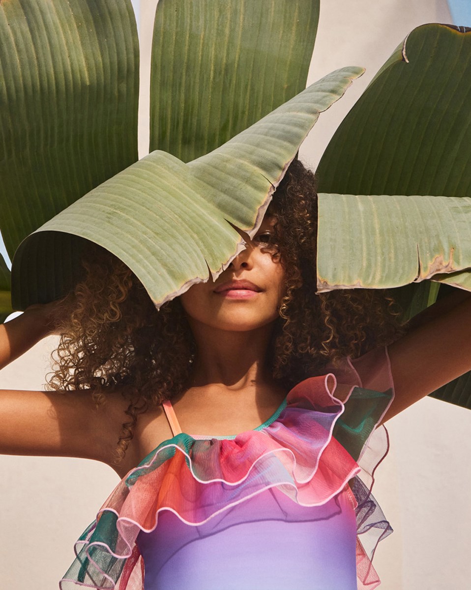 Nilla - Magic Fade - Regnbuefarvervet badedragt til aktive børn i genanvendt polyester og UV-beskyttelse 50+.