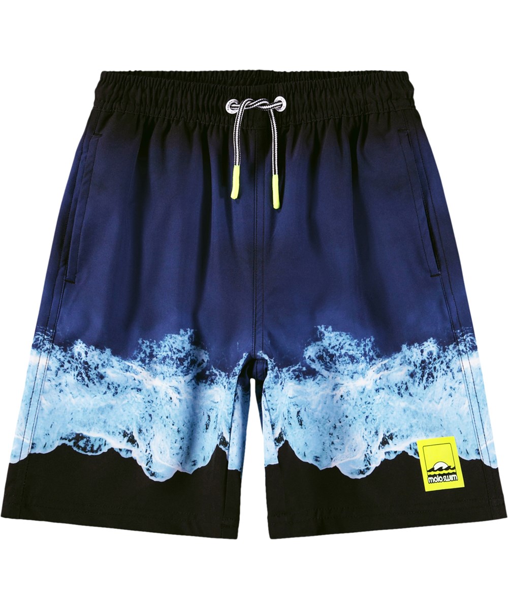 Nilson - Big Ocean - Blå, knælange badeshorts med havprint til børn i genanvendt polyester med UV-beskyttelse 50+.