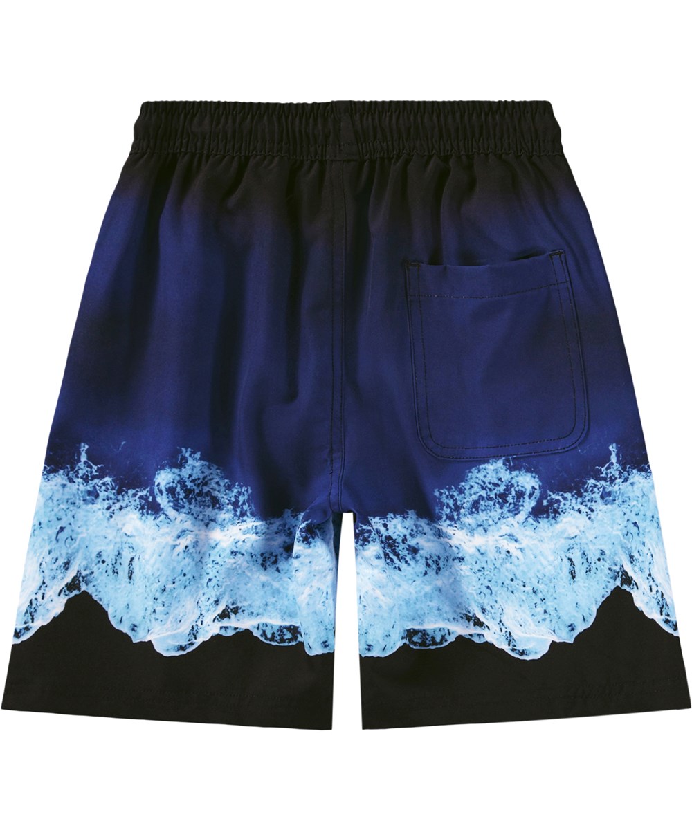 Nilson - Big Ocean - Blå, knælange badeshorts med havprint til børn i genanvendt polyester med UV-beskyttelse 50+.