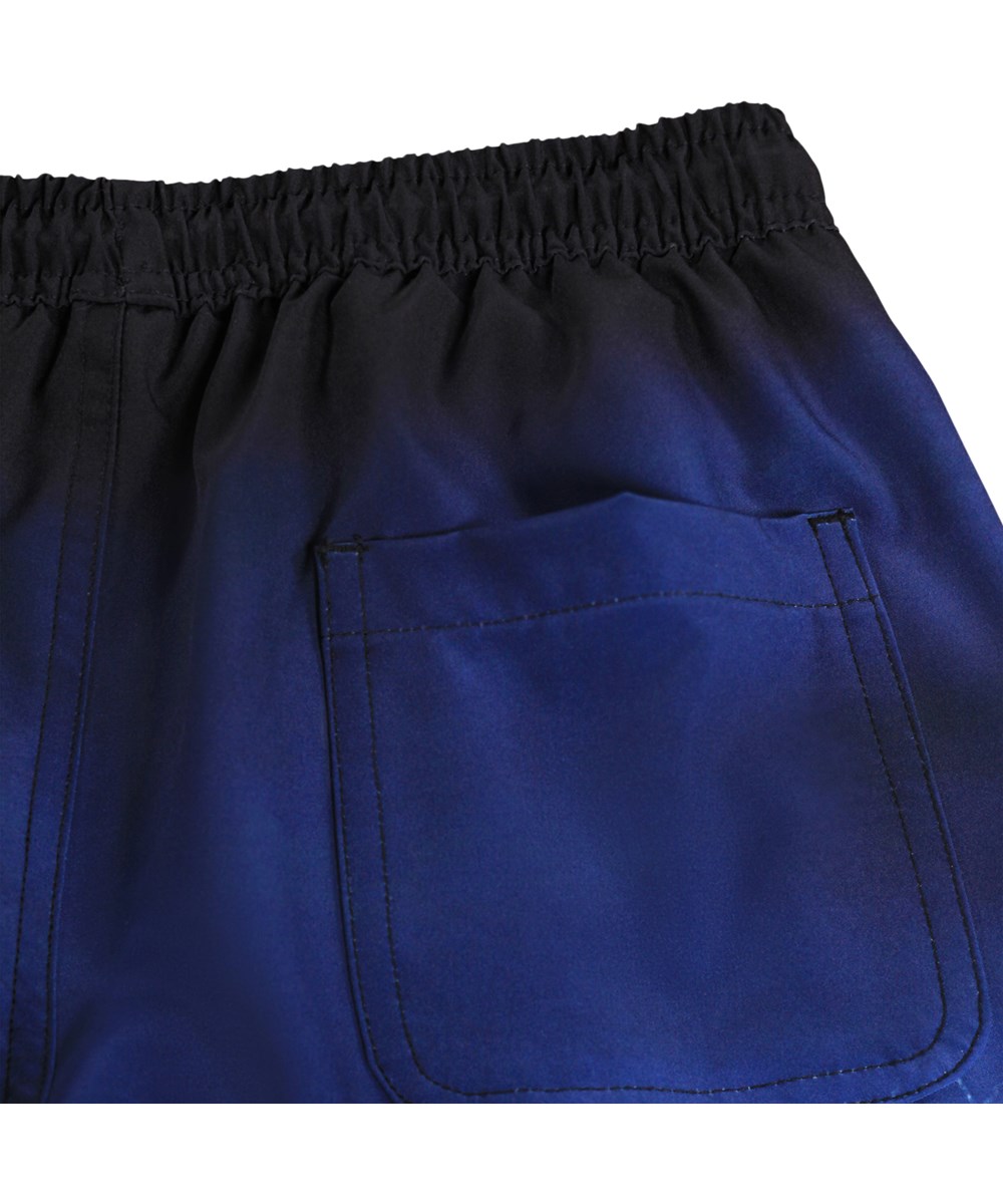 Nilson - Big Ocean - Blå, knælange badeshorts med havprint til børn i genanvendt polyester med UV-beskyttelse 50+.