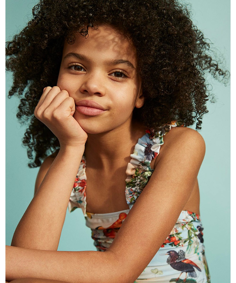 Nitika - Tropical Art - badedragt i lyseblå med print af tropiske fugle, blomster 