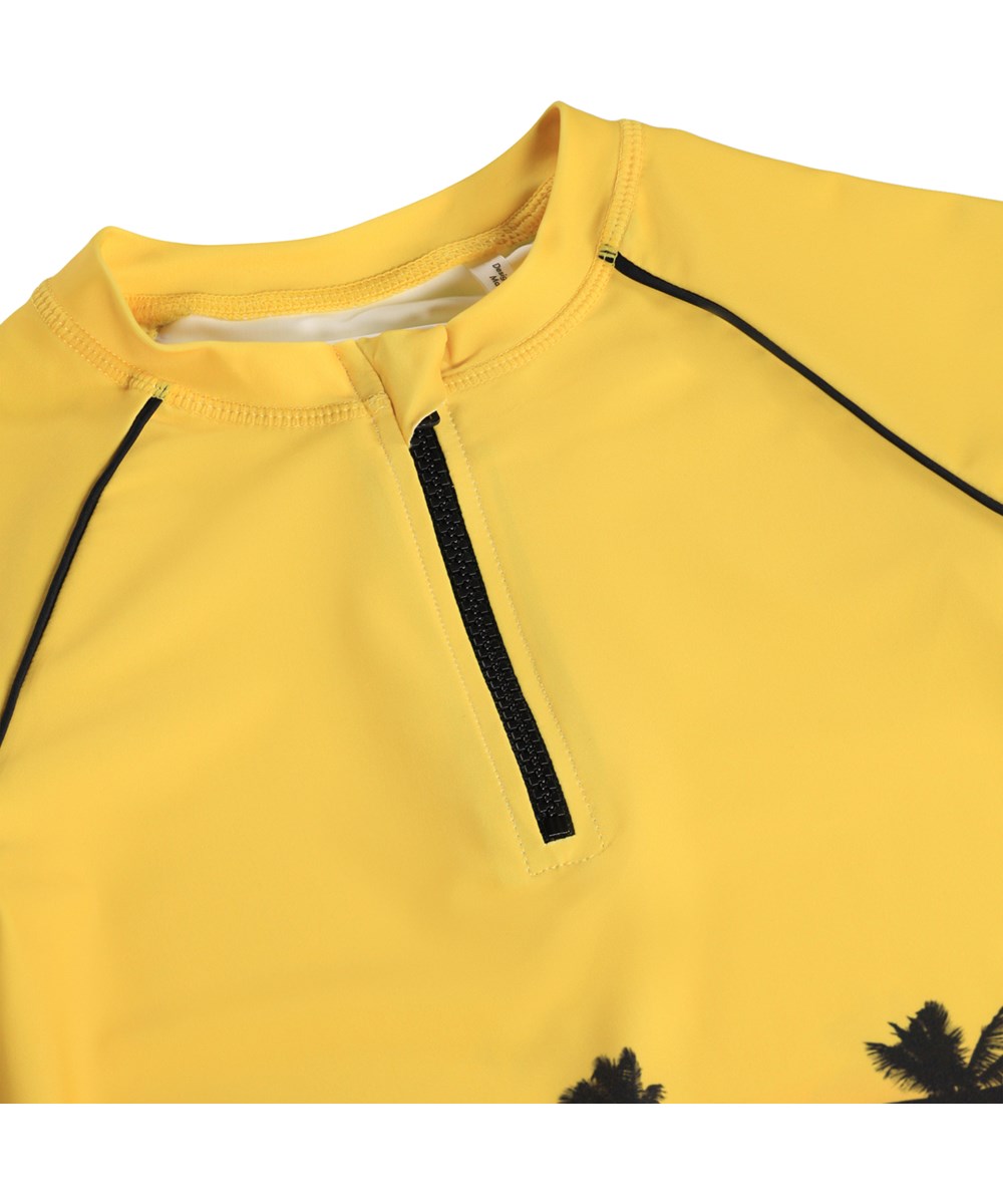 Noble - Sunset Skate - Gul badebluse med skateprint og lynlås til børn fremstillet i genanvendt polyester med UV-beskyttelse 50+.