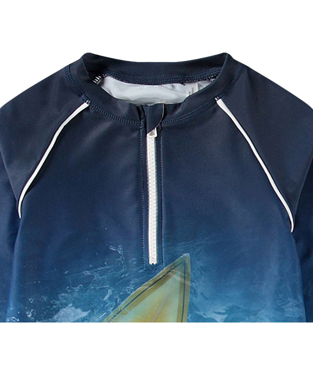 Noble - Surf Art Blue Chill - Blå badebluse med lynlås til aktive børn fremstillet i genanvendt polyester med UV-beskyttelse 50+.
