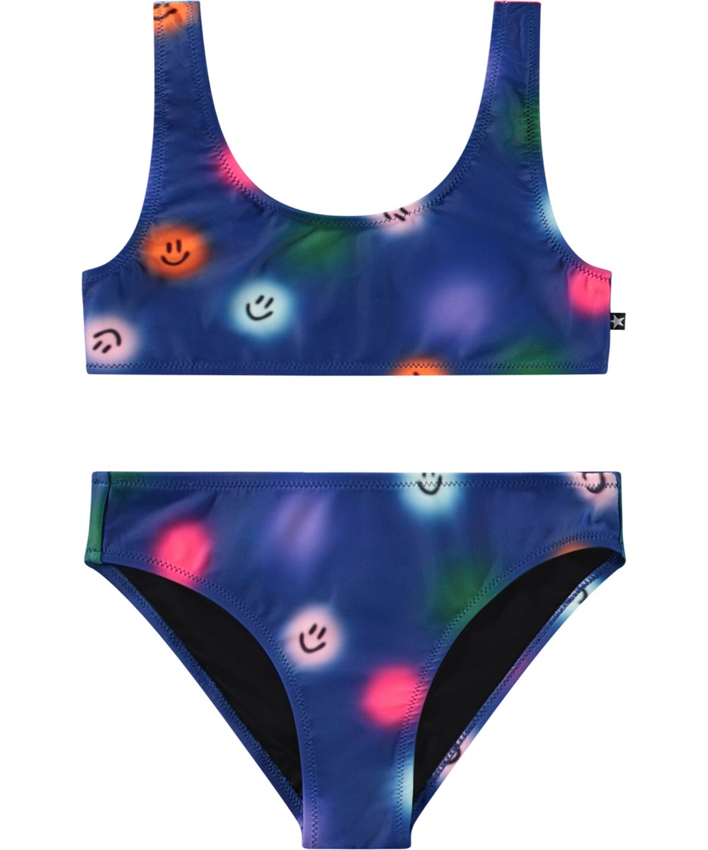 Nola - Smile Bright - Blå bikini til aktive børn i strækbart og genanvendt polyester med UV-beskyttelse 50+.