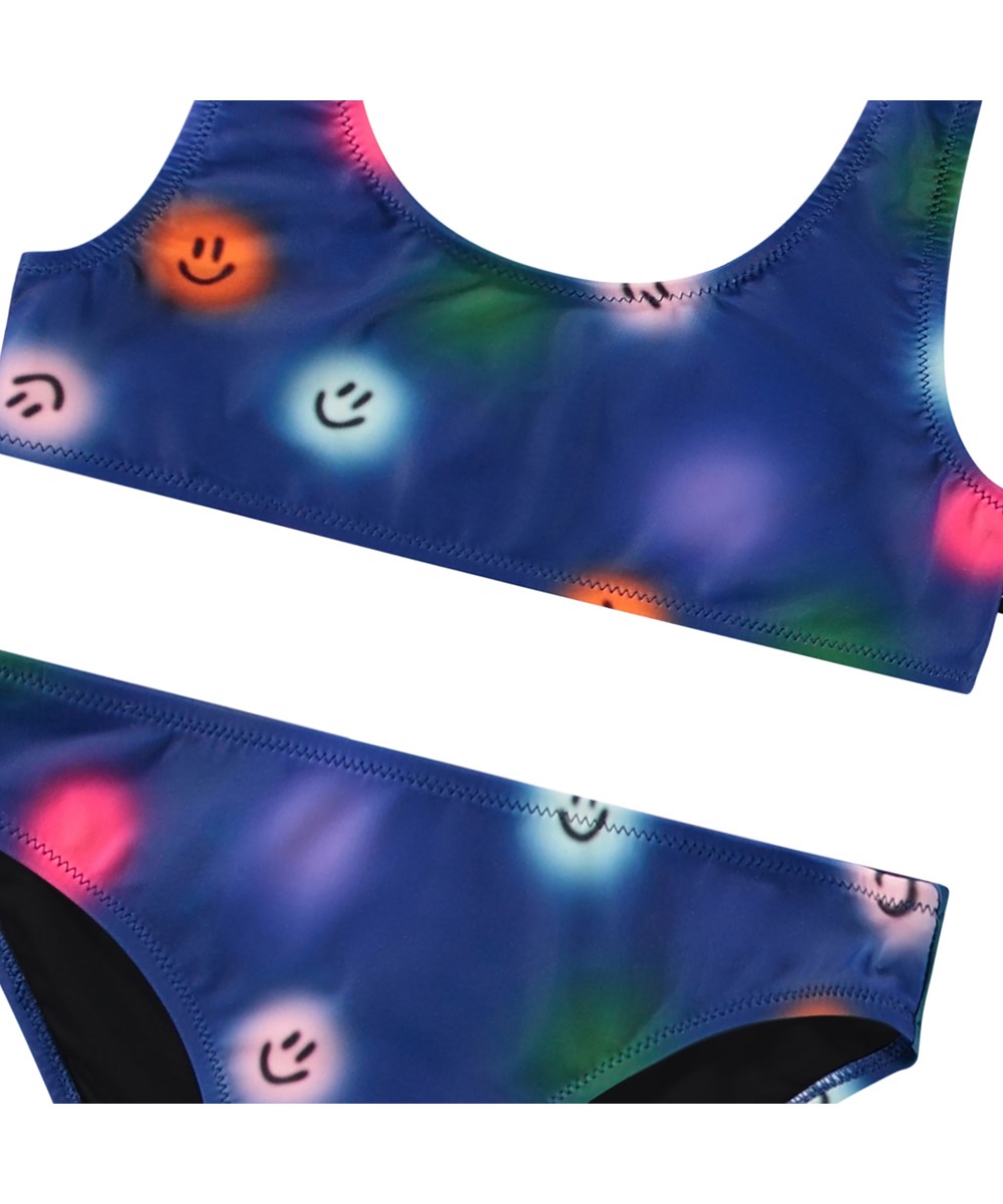 Nola - Smile Bright - Blå bikini til aktive børn i strækbart og genanvendt polyester med UV-beskyttelse 50+.