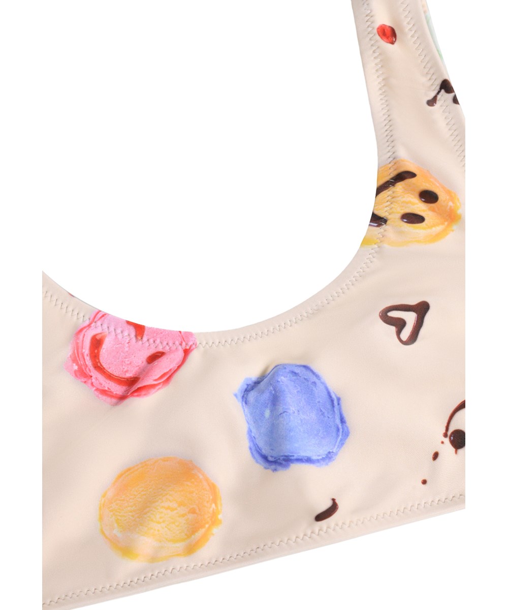 Nola - Smile Scoops - Cremefarvet strækbar bikini med isprint til børn med i genanvendt polyester og UV-beskyttelse 50+.