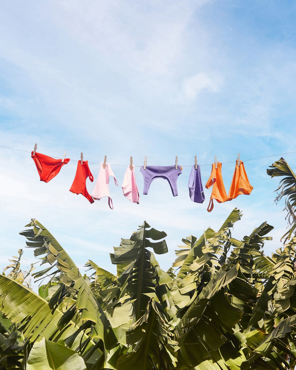 Nola Solid - Strawberry Hot - Strækbar rød bikini til børn i strukturmønster med UV-beskyttelse 50+.