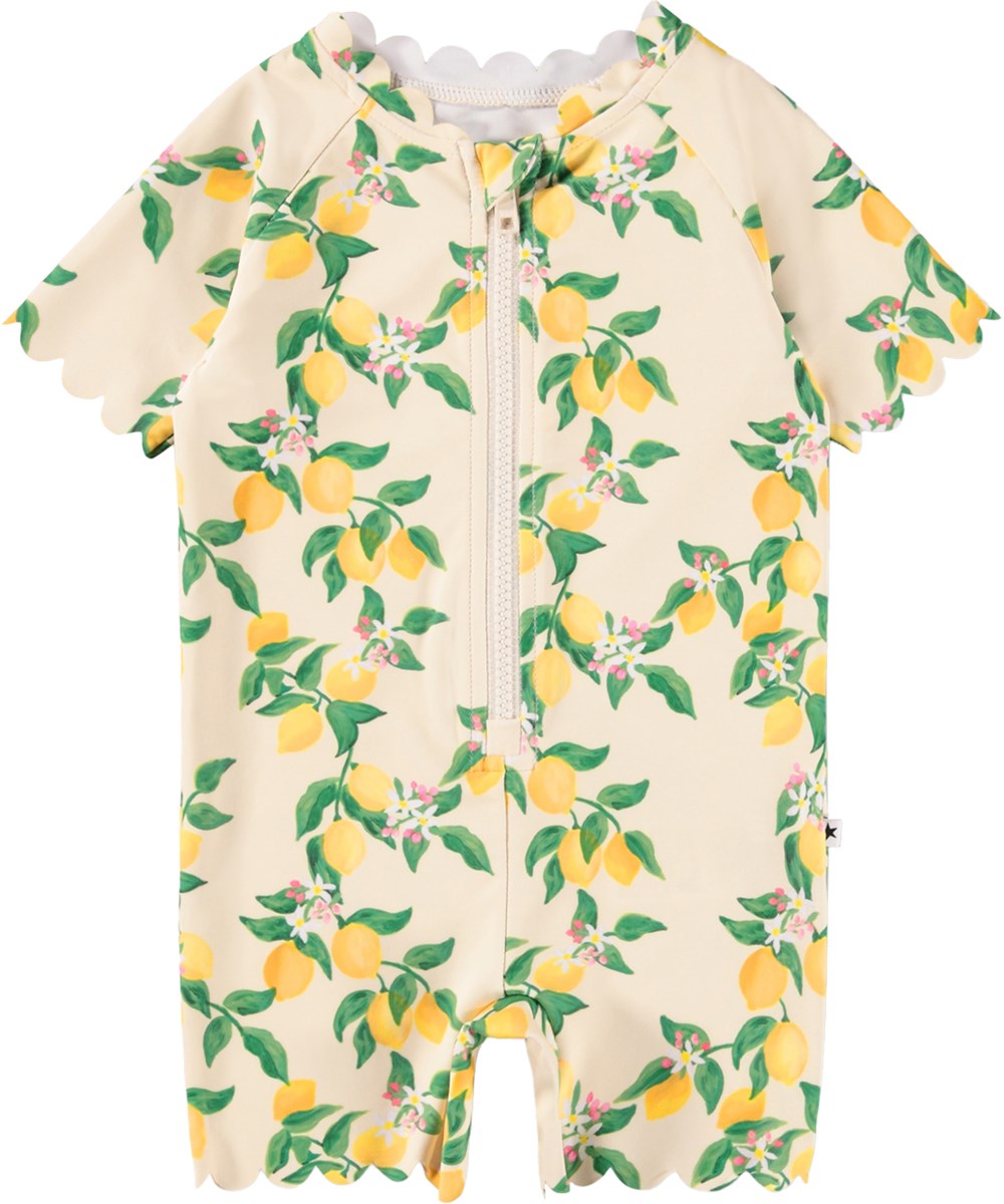 Nolu - Mini Citrus - Gul badedragt med citrusprint til baby og børn med korte ærmer og ben i genanvendt polyester og UV-beskyttelse 50+.