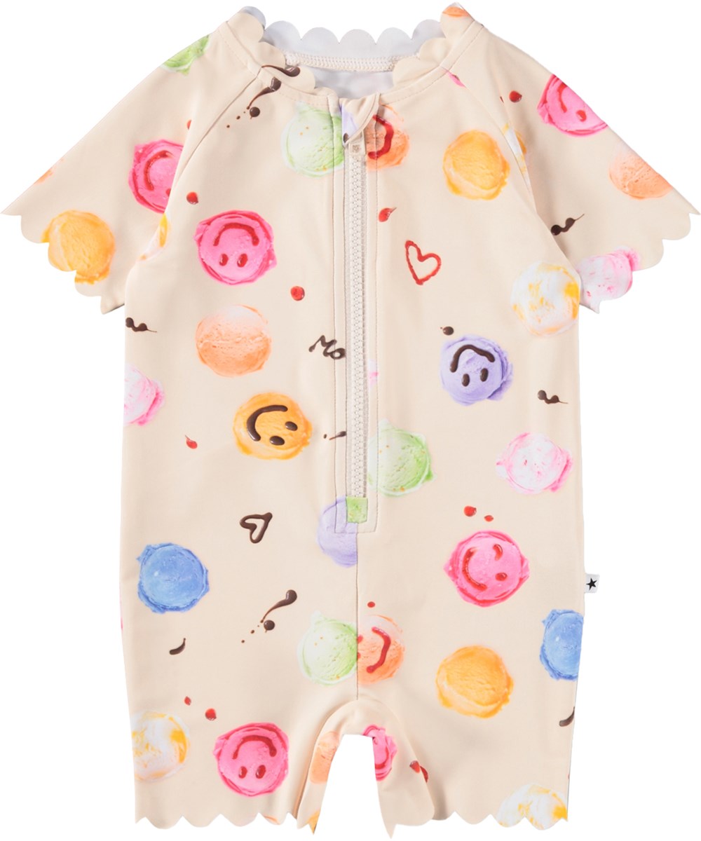 Nolu - Smile Scoops - Cremefarvet badedragt med isprint til baby og børn med korte ærmer og ben i genanvendt polyester og UV-beskyttelse 50+.