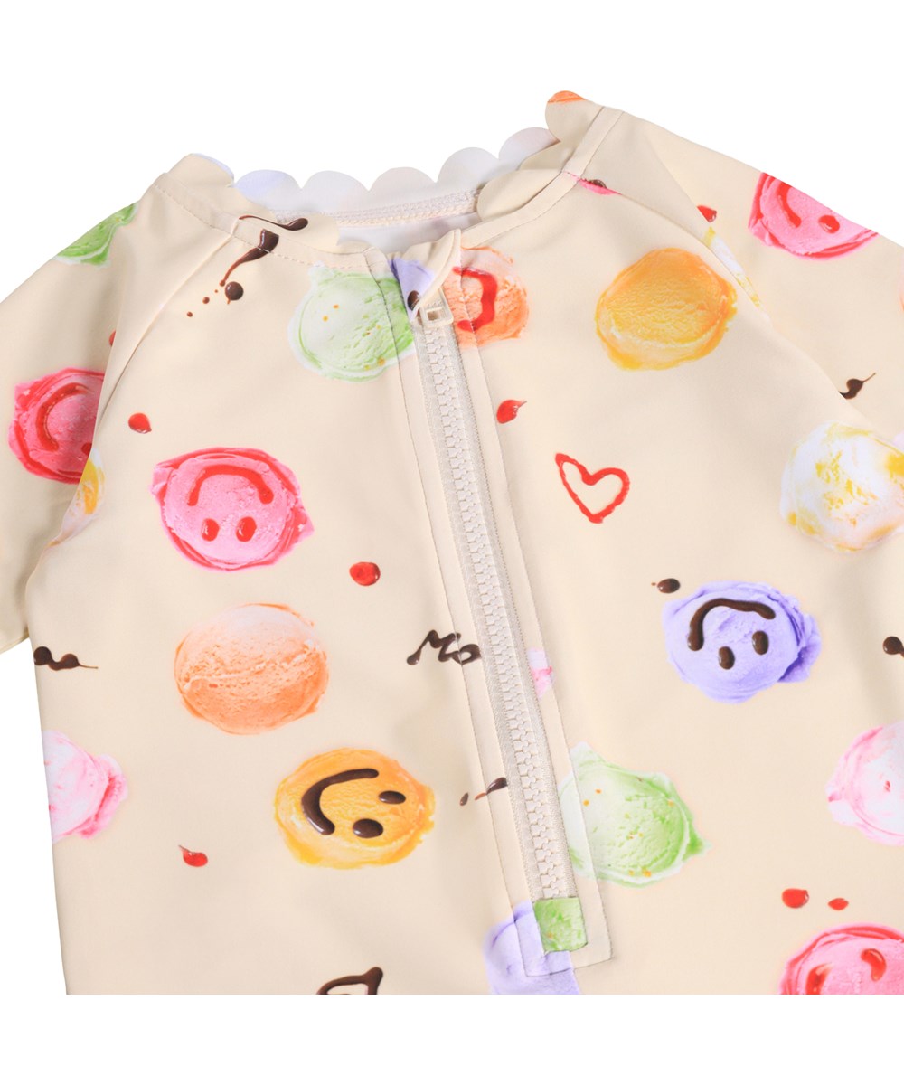 Nolu - Smile Scoops - Cremefarvet badedragt med isprint til baby og børn med korte ærmer og ben i genanvendt polyester og UV-beskyttelse 50+.