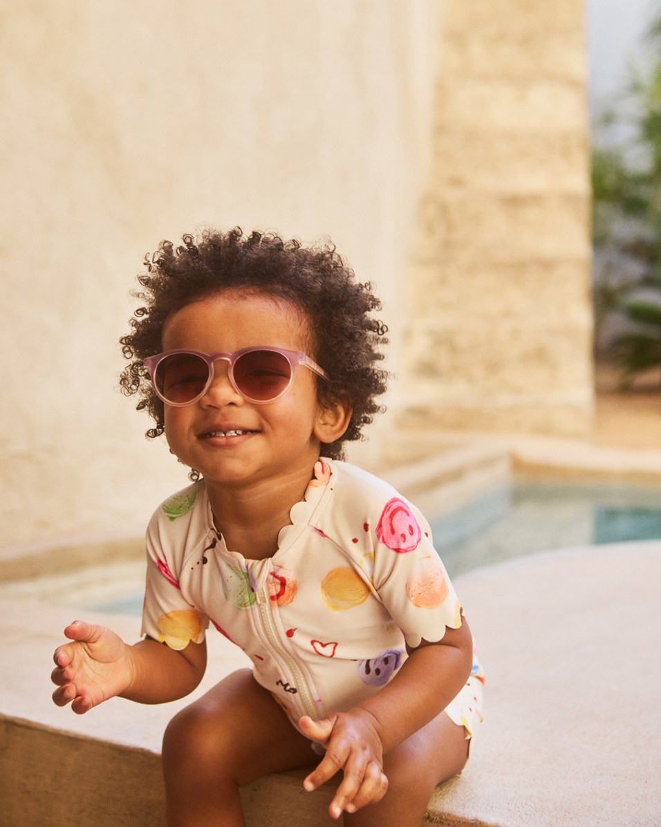 Nolu - Smile Scoops - Cremefarvet badedragt med isprint til baby og børn med korte ærmer og ben i genanvendt polyester og UV-beskyttelse 50+.