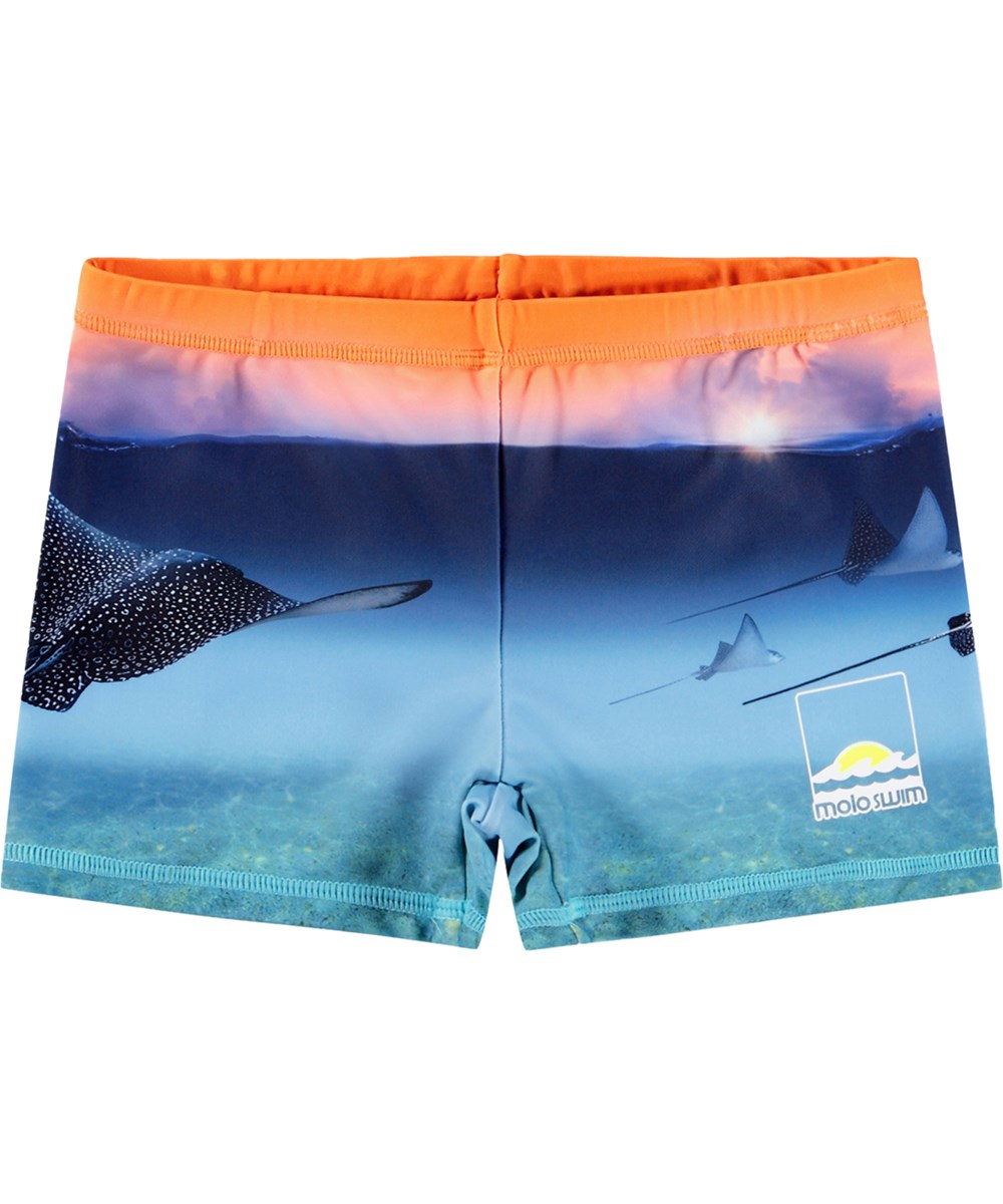 Norton Placed - Into The Sunset - Blå og orange, sporty badeshorts med havprint til børn i genanvendt polyester med UV-beskyttelse 50+.