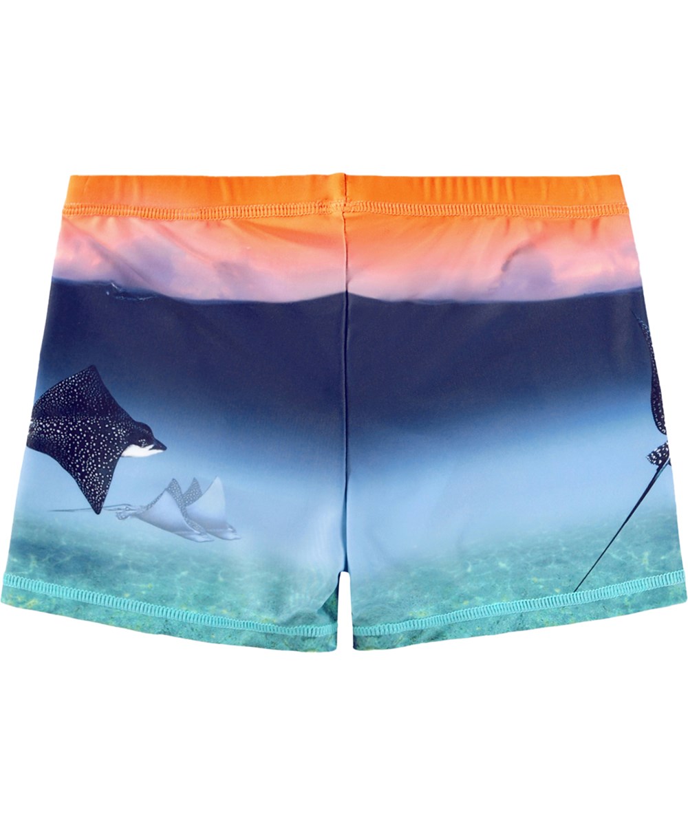 Norton Placed - Into The Sunset - Blå og orange, sporty badeshorts med havprint til børn i genanvendt polyester med UV-beskyttelse 50+.