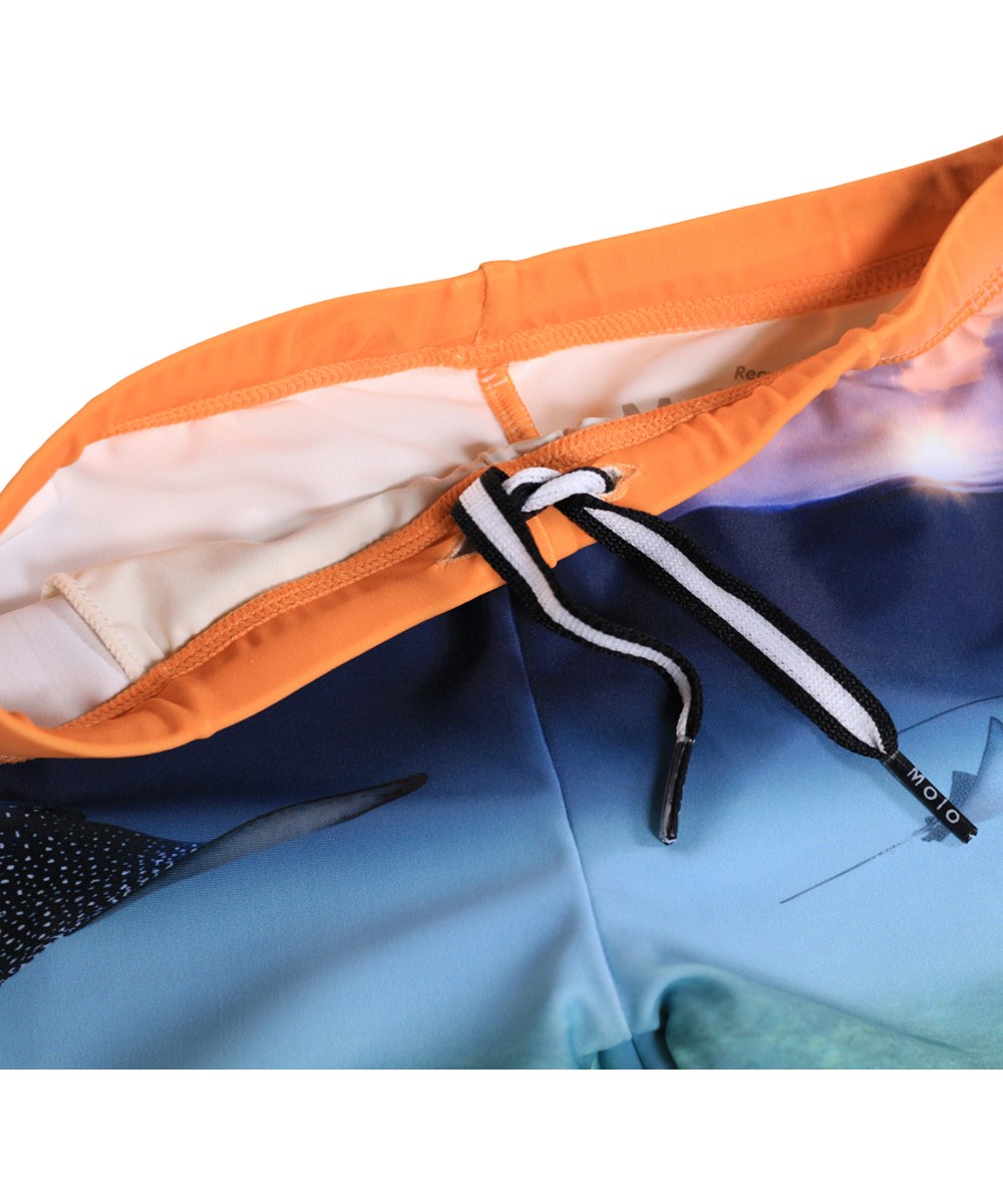 Norton Placed - Into The Sunset - Blå og orange, sporty badeshorts med havprint til børn i genanvendt polyester med UV-beskyttelse 50+.