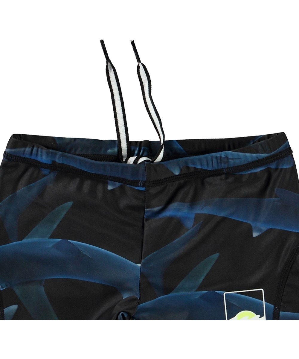 Norton - Midnight Sharks - Sorte sporty badeshorts til aktive børn i genanvendt polyester med UV-beskyttelse 50+.