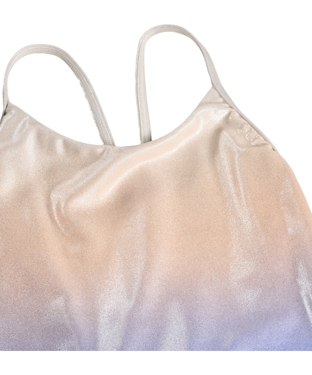 Nanna - Glowing Fade - Baddräkt i blått och kräm med en glansig yta för barn i återvunnen polyester med UV-skydd 50+.