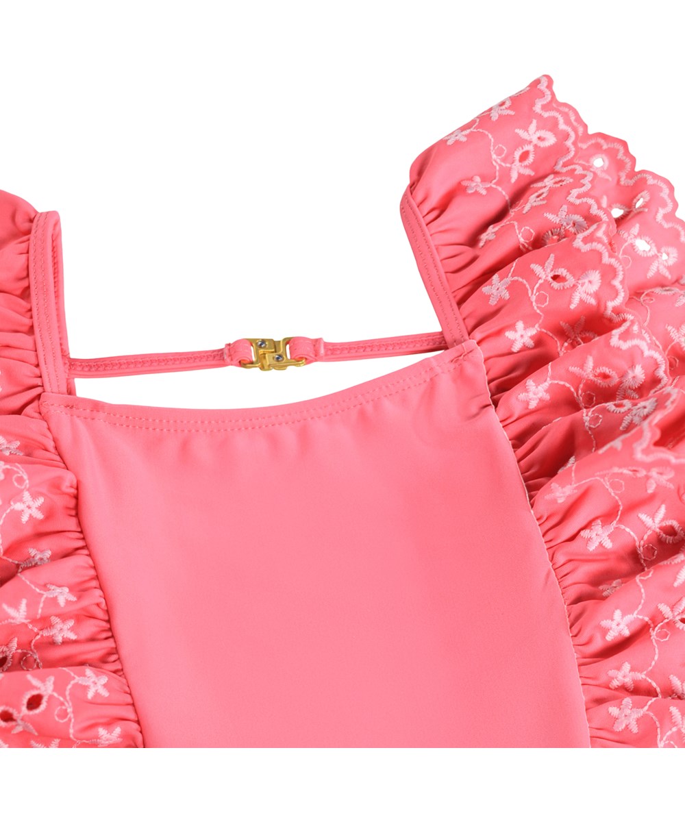 Nathalie - Raspberry Ice - Rosa baddräkt med volanger och broderidetaljer för barn i återvunnen polyester med UV-skydd 50+.