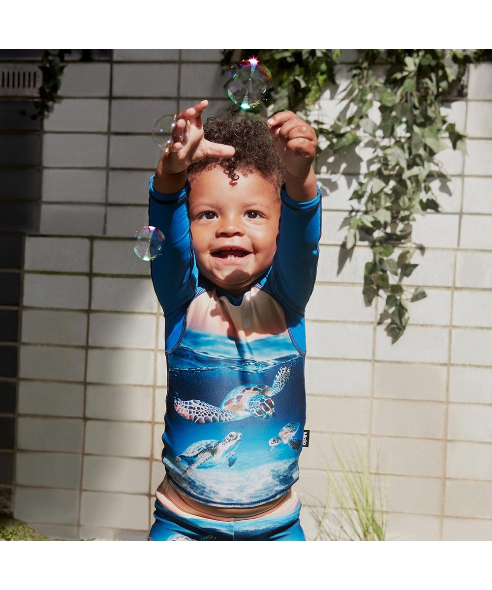 Nemo - Sea Turtle Sunset - UV-tröja med sköldpaddor till baby