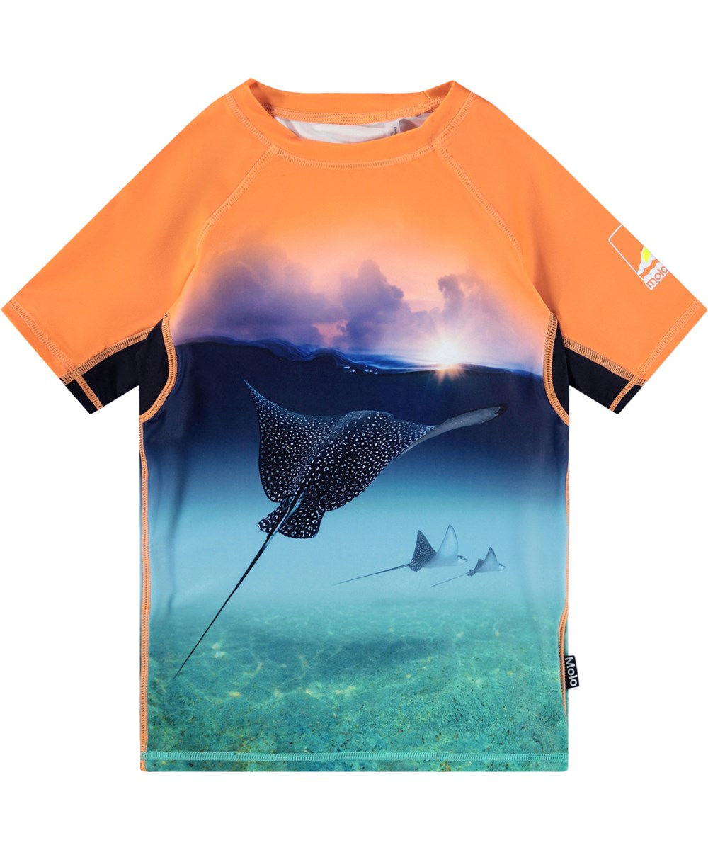 Neptune - Into The Sunset - Orange och blå simtröja för barn med havsmönster i återvunnen polyester med UV-skydd 50+.