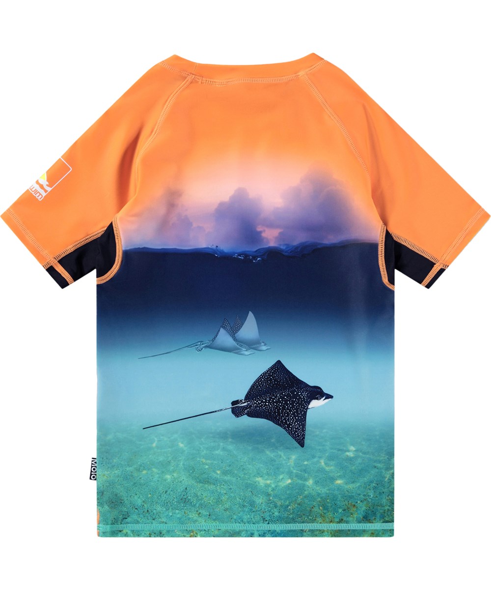 Neptune - Into The Sunset - Orange och blå simtröja för barn med havsmönster i återvunnen polyester med UV-skydd 50+.