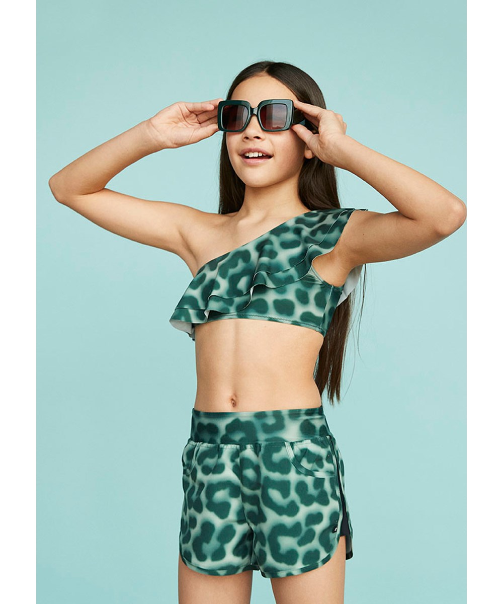 Neva - Spray Jaguar - Sportiga badshorts i grön med leopardmönster.