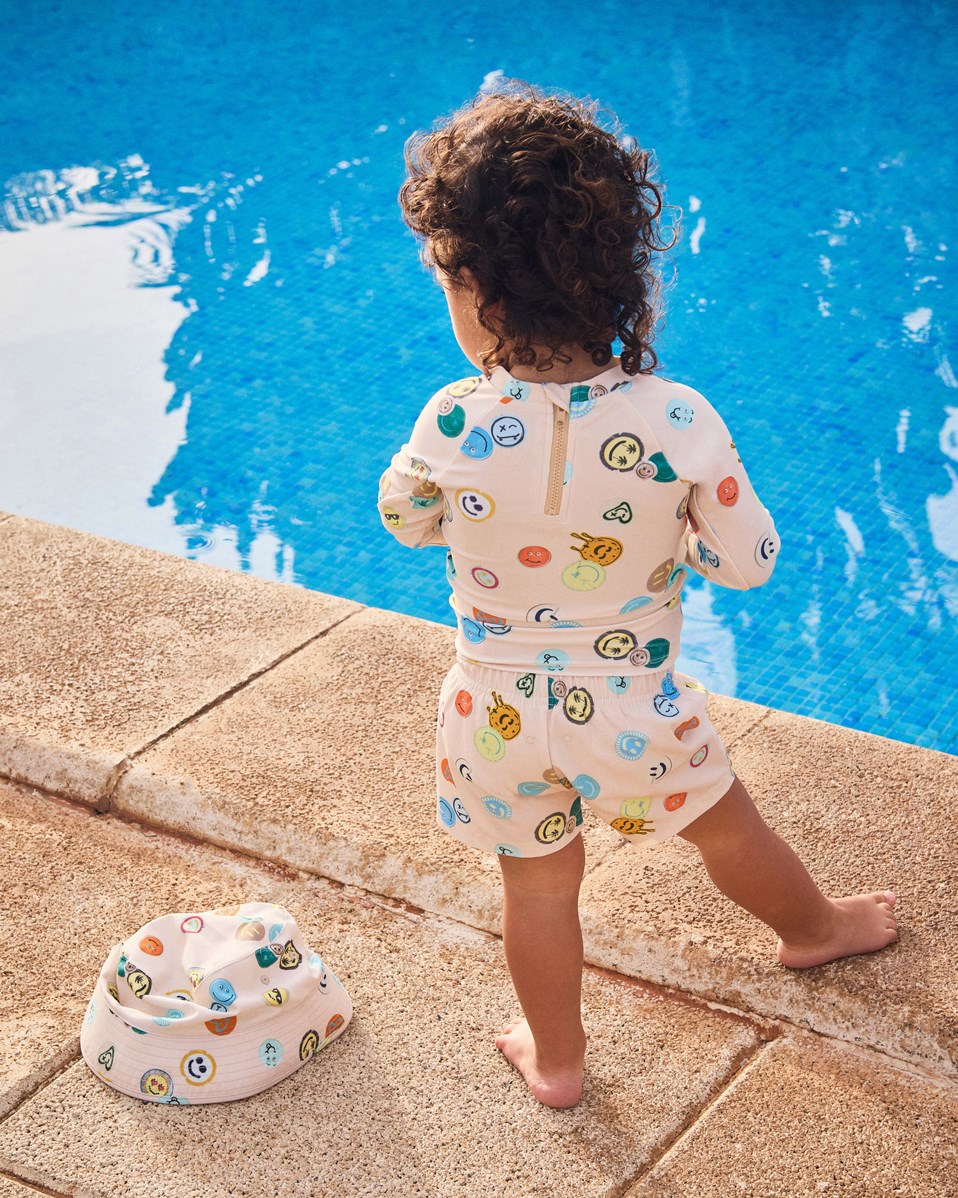 Newton - Sand Smile - Baby badbyxor tillverkade av återvunnen polyester med UV-skydd 50+.