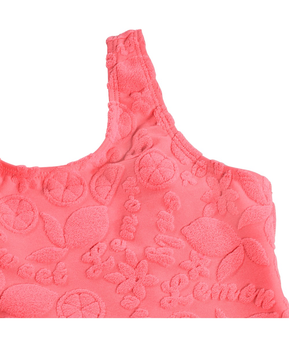 Nika Terry - Lemon Quotes - Rosa baddräkt med citrusmönster för barn i återvunnen polyester med UV-skydd 50+.