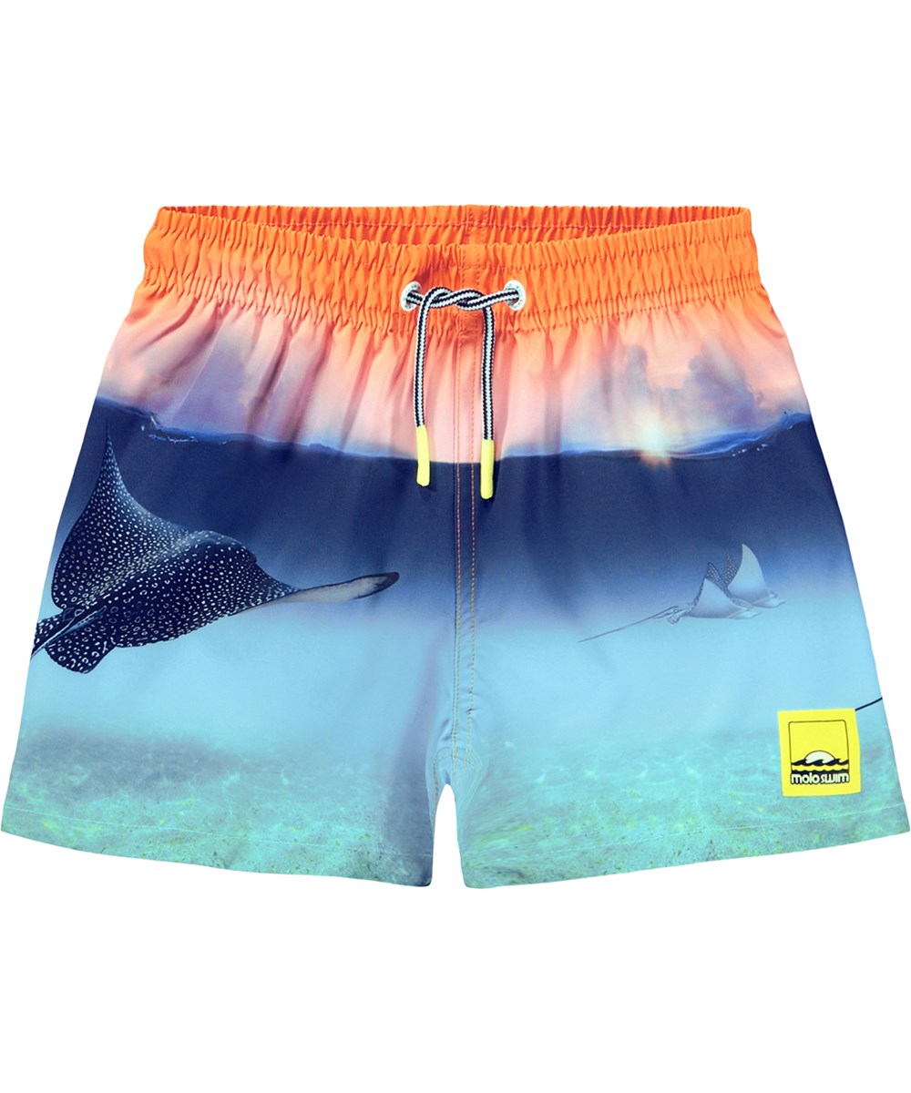 Niko - Into The Sunset - Sportiga badshorts i blått och orange med havsmönster för aktiva barn i återvunnen polyester med UV-skydd 50+.