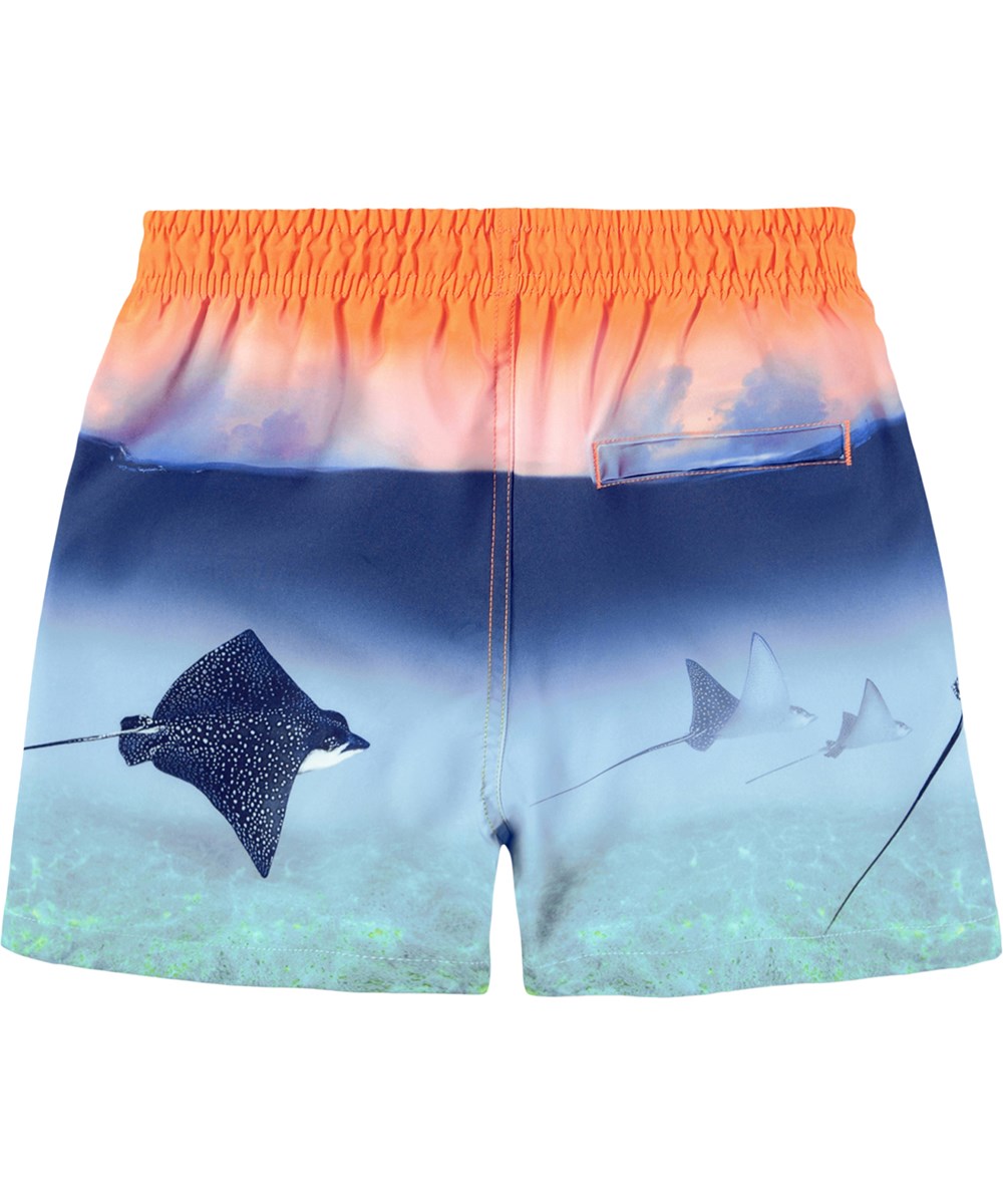 Niko - Into The Sunset - Sportiga badshorts i blått och orange med havsmönster för aktiva barn i återvunnen polyester med UV-skydd 50+.