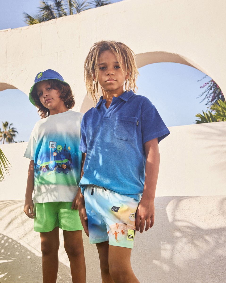 Niko Solid - Green Vibes - Sportiga gröna badshorts för aktiva barn i återvunnen nylon med UV-skydd 50+.