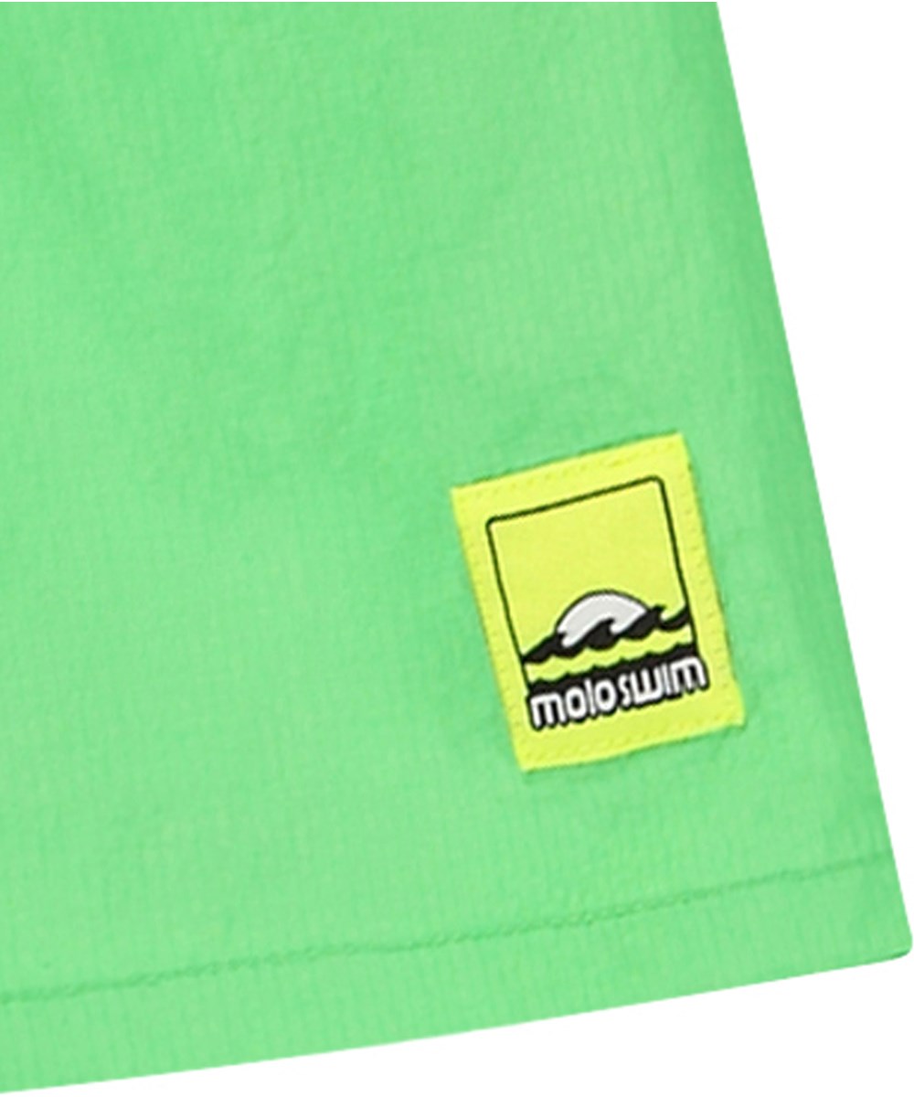 Niko Solid - Green Vibes - Sportiga gröna badshorts för aktiva barn i återvunnen nylon med UV-skydd 50+.
