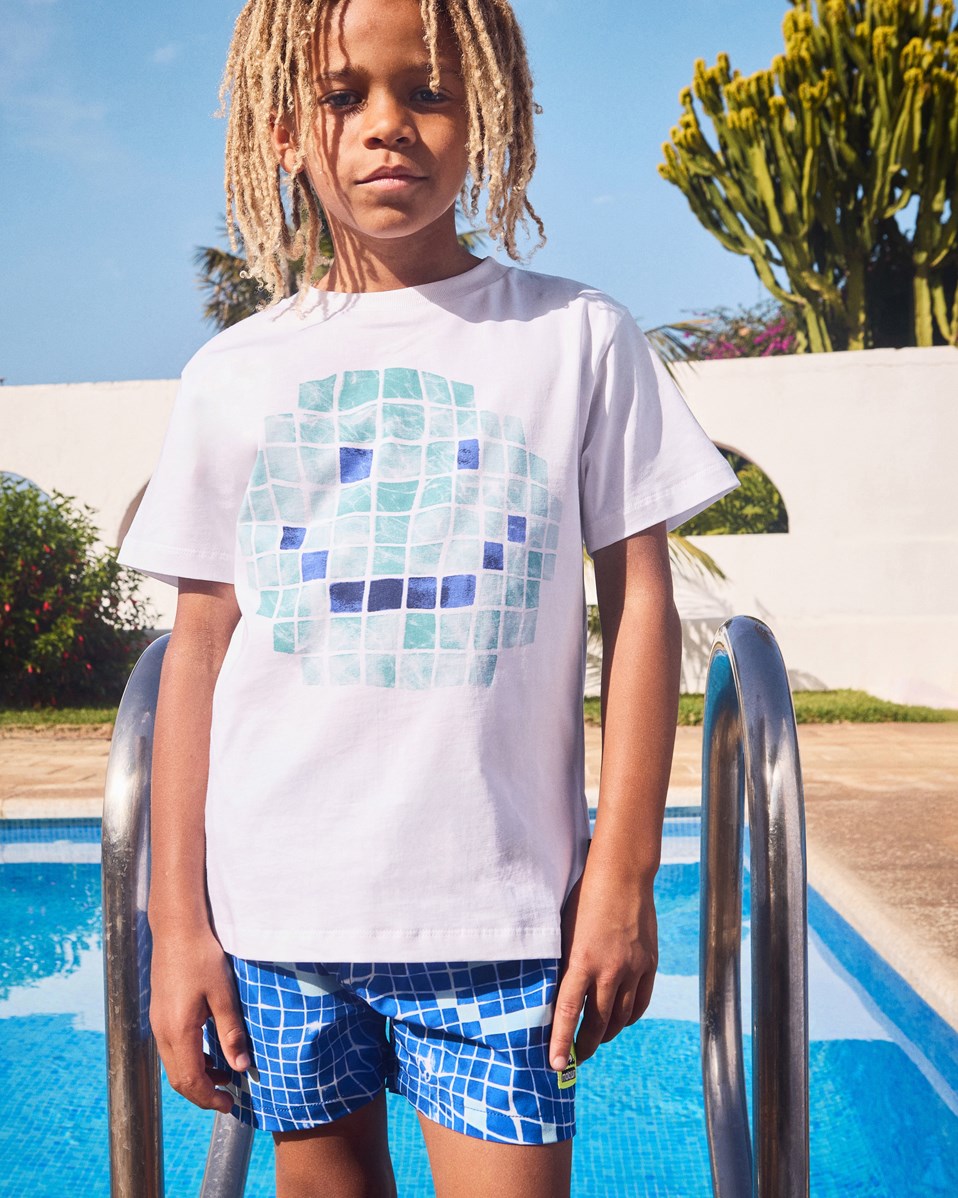 Niko - Tile Smile - Blå sportiga badshorts för aktiva barn i återvunnen polyester med UV-skydd 50+.