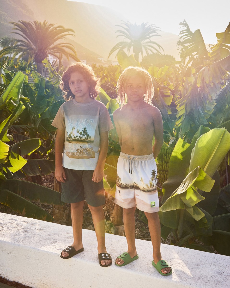 Nilson - Island Surf - Knälånga ljusa badshorts för aktiva barn i återvunnen polyester med UV-skydd 50+.