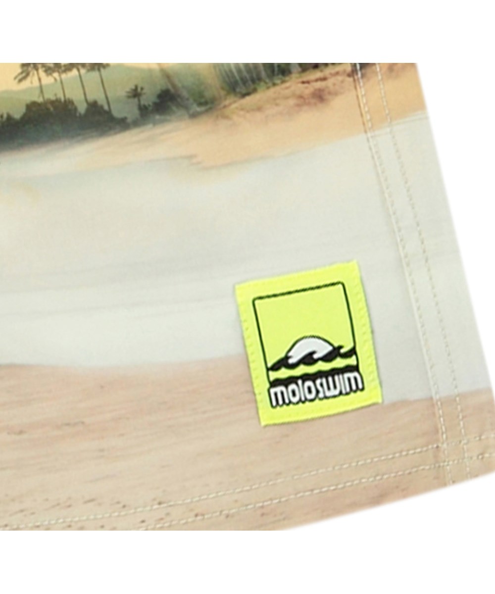 Nilson - Island Surf - Knälånga ljusa badshorts för aktiva barn i återvunnen polyester med UV-skydd 50+.