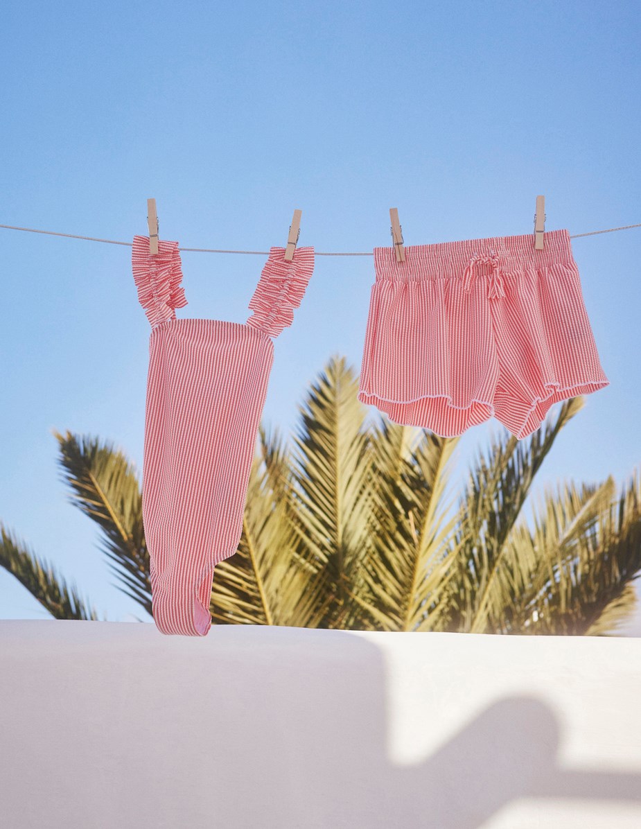 Nitika - Meadow Stripe - Randig baddräkt med bred volang och korsade axelband. 