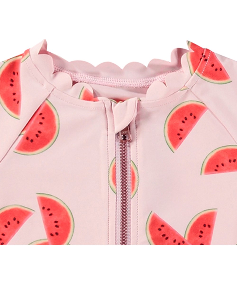 Nolu - Melon Pink - Rosa baddräkt för barn med korta ärmar och ben i återvunnen polyester och UV-skydd 50+.
