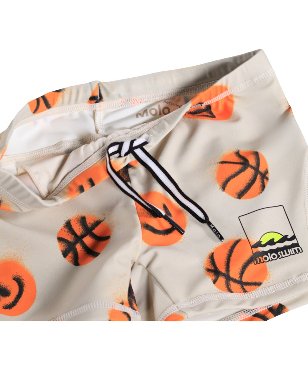 Norton - Fun Play - Sportiga, beige badshorts med basketmönster för barn i återvunnen polyester med UV-skydd 50+.