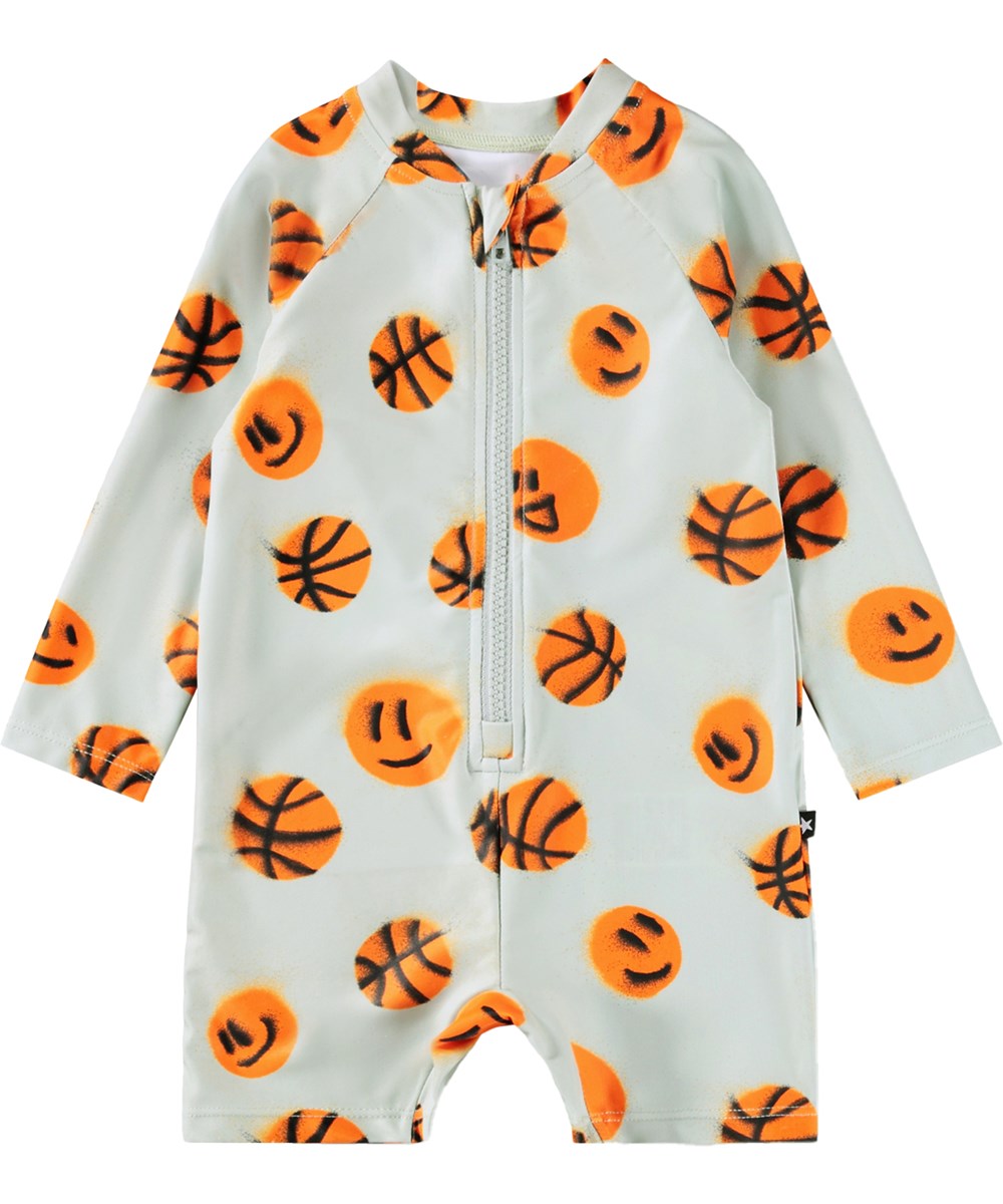 Neka LS - Mini Basket - Grijs badpak met basketbalprint voor de kleintjes met lange mouwen en korte pijpen, gemaakt van gerecycled polyester met UV-bescherming 50+.