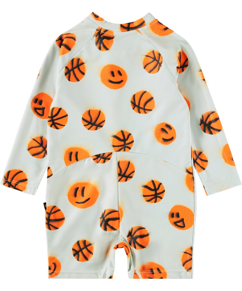 Neka LS - Mini Basket - Grijs badpak met basketbalprint voor de kleintjes met lange mouwen en korte pijpen, gemaakt van gerecycled polyester met UV-bescherming 50+.