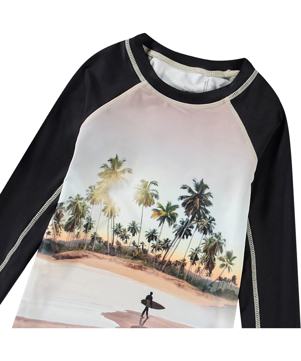 Neptune LS - Island Surf - Zwarte zwemshirt van gerecycled polyester met UV-bescherming 50+ gemaakt voor actieve kinderen.