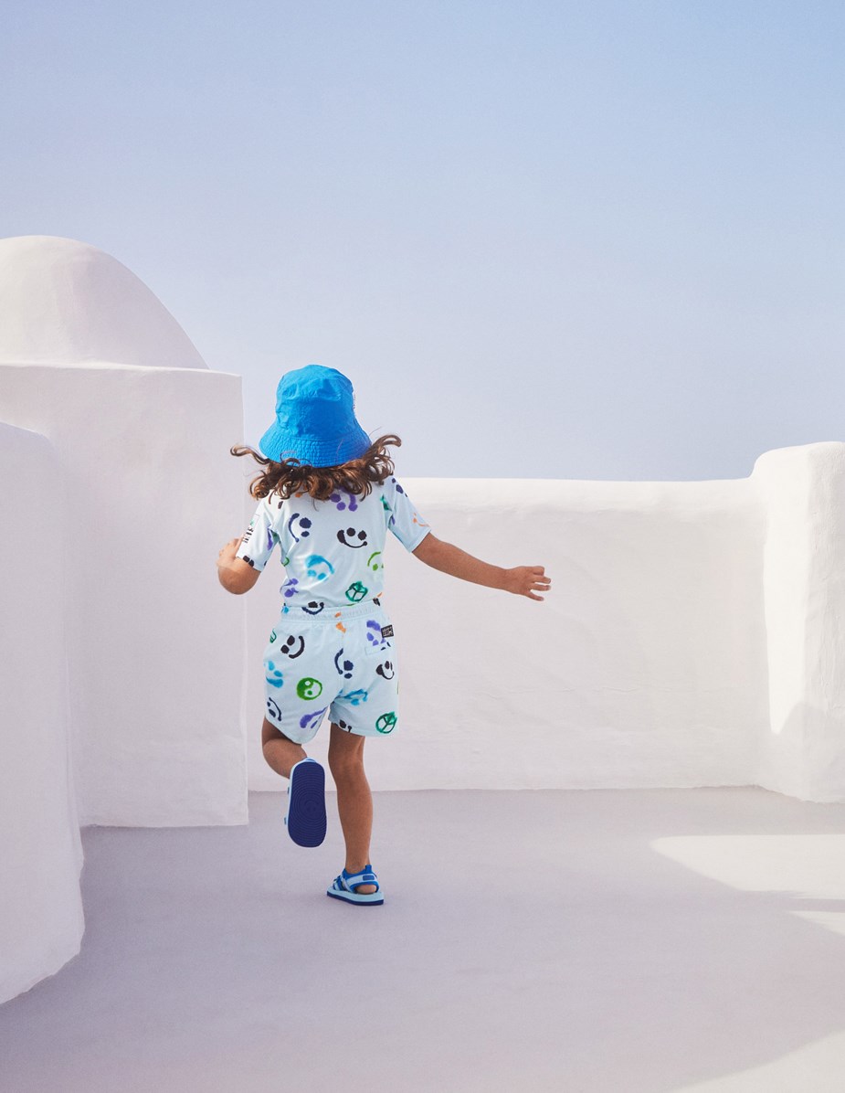 Neptune - Multi Smile - Klassieke lichtblauwe zwemshirt met print van emojis, peace tekens en Yin Yang symbolen