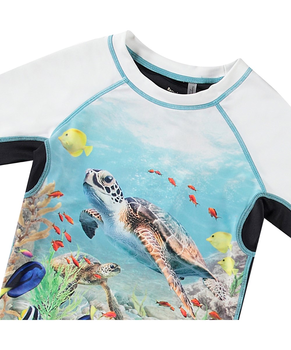 Neptune - Happy Ocean - Witte zwemshirt met korte mouwen van gerecycled polyester met UV-bescherming 50+ gemaakt voor actieve kinderen.